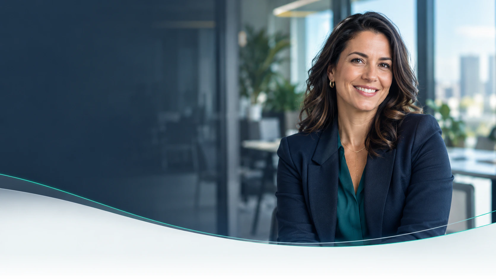 Empresária sorrindo em um escritório moderno