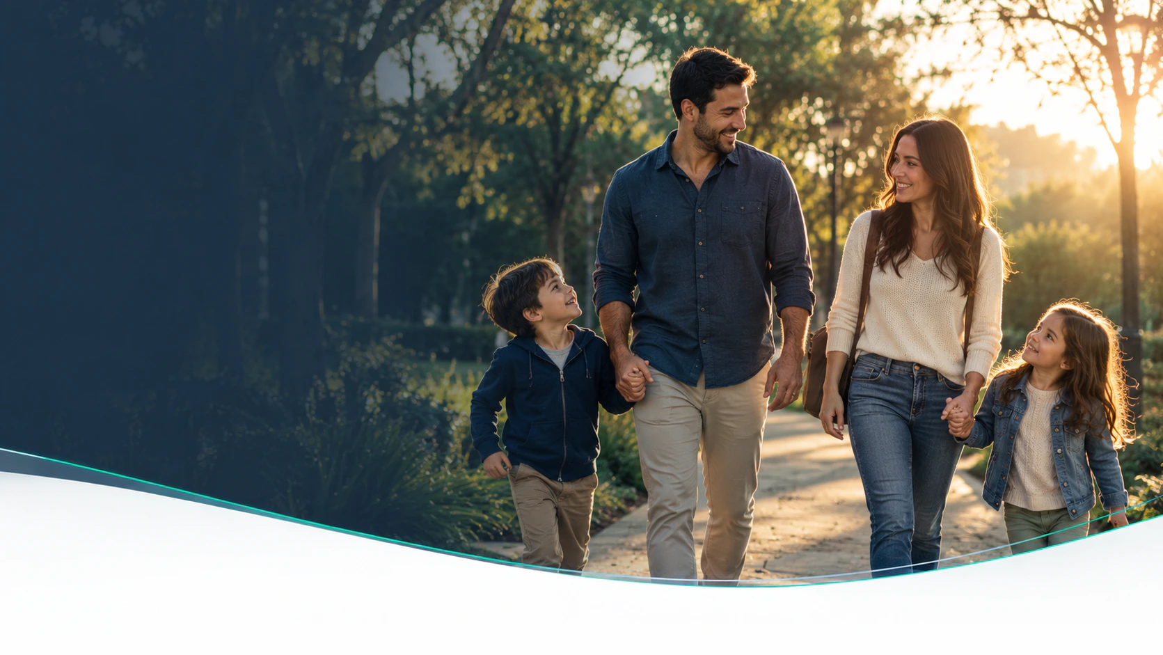 Família caminhando de mãos dadas num parque ao entardecer
