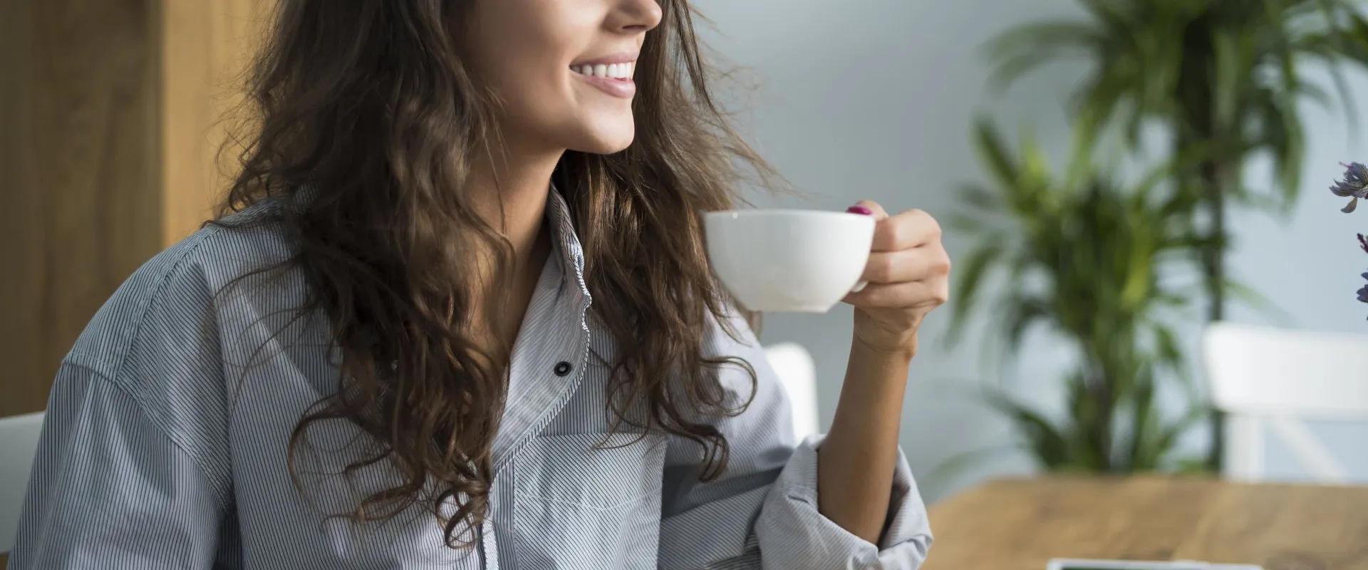Mulher tranquila tomando café em casa