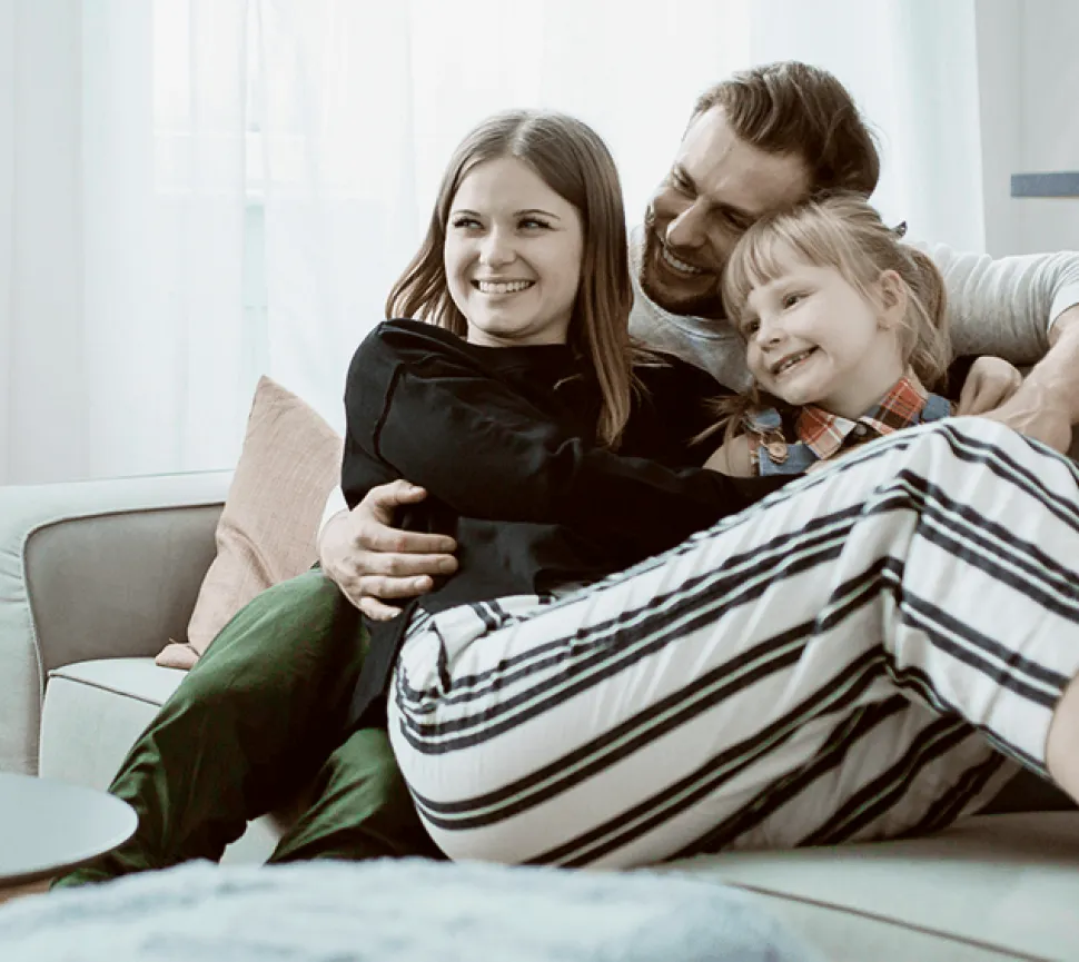 Família reunida no sofá de casa
